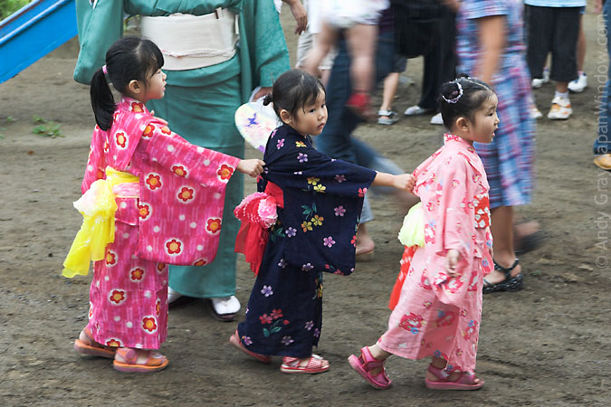 В японском городе Химедзи прошел фестиваль летних кимоно «юката»