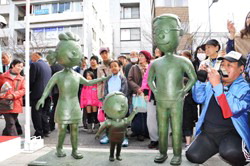 В Токио открыли статуи героям популярного мультфильма и серии комиксов про Садзаэ