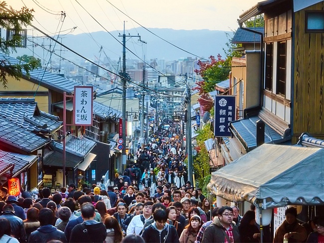 Население Японии снижается шестой год подряд