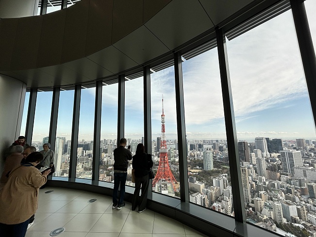 Потрясающий вид на Токио из здания Азабудай-Хиллз