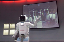 Выставка-эксперимент с роботом ASIMO новой модели