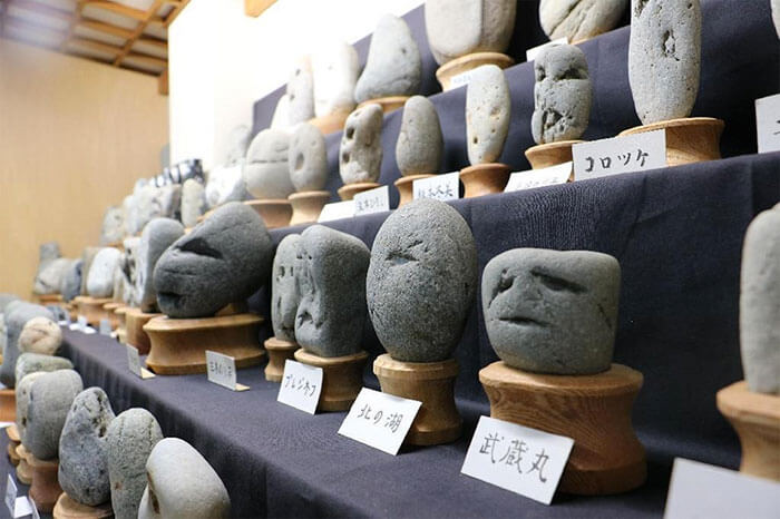 Музей камней с человеческими лицами работает в японском Титибу