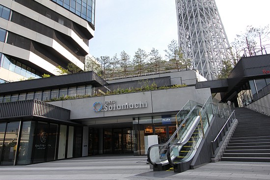 Торговый комплекс Tokyo Solamachi открылся у подножья башни Sky Tree в Токио