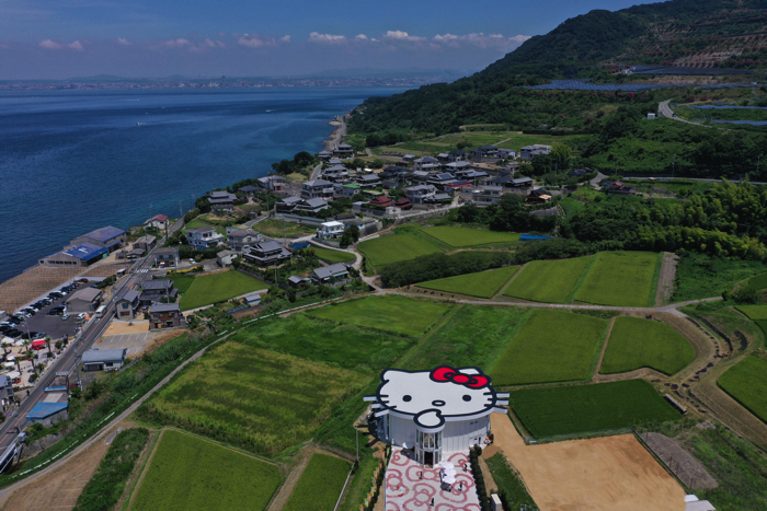 Новый театр Hello Kitty открылся среди полей на острове Авадзи