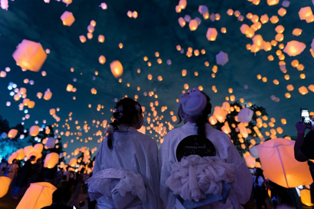 Запуск тысяч светящихся фонариков на Tanabata Sky Lantern Festival в Сайтаме