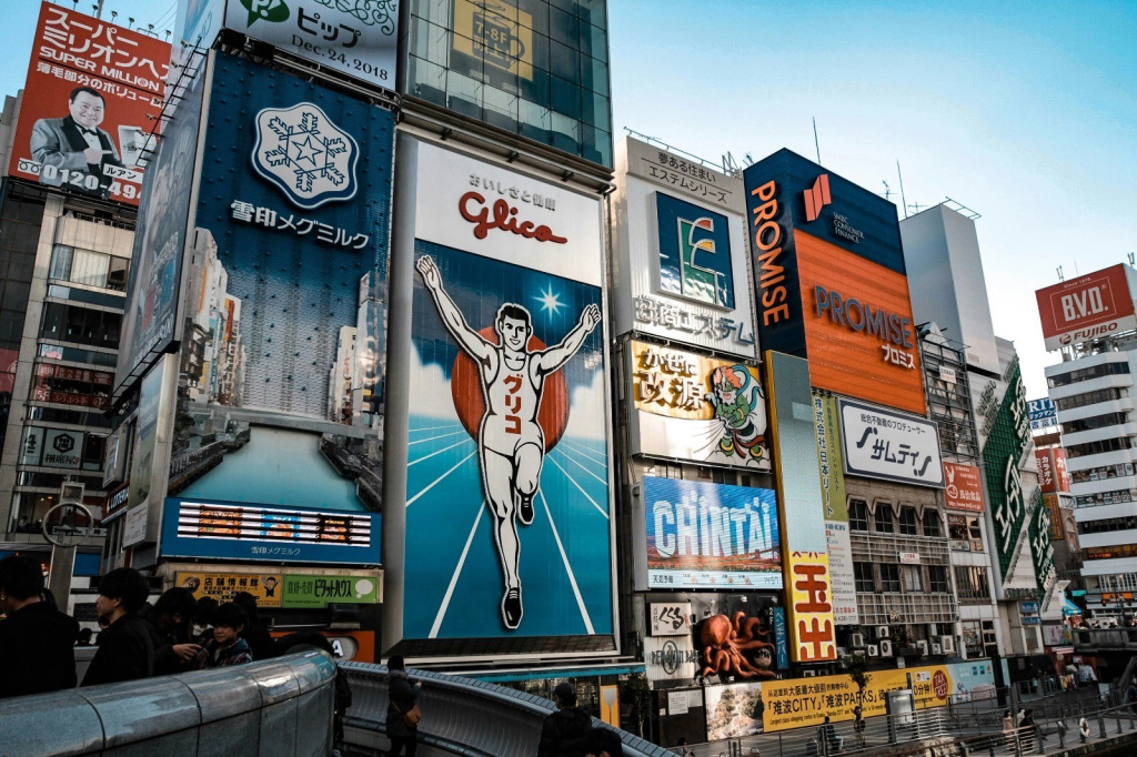 Знаменитая светящаяся вывеска Glico с бегущим человеком в Дотонбори, Осака