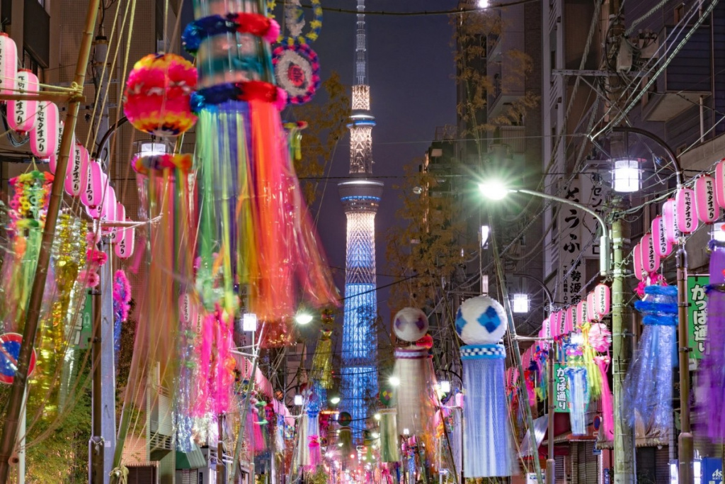 Украшения и уличные лавки фестиваля Shitamachi Tanabata в Каппабаси