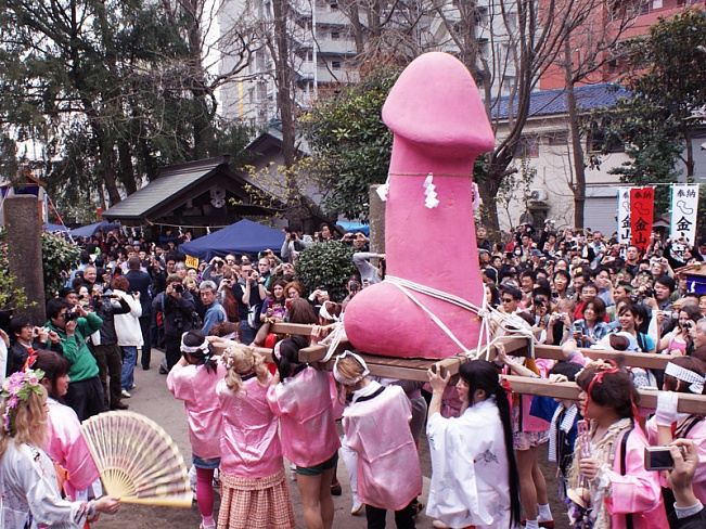 В Японии отметили ежегодный фестиваль "плодородия"