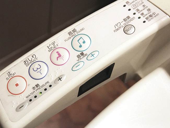 Интерфейс японских туалетов упростят для туристов