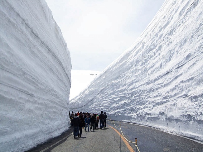 В Японских Альпах открылся горный маршрут с 17-метровыми снежными стенами