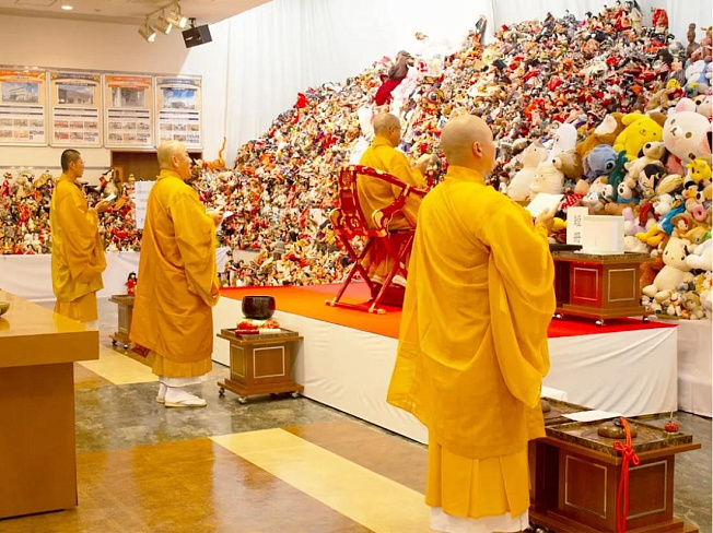 Японские монахи готовят церемонию прощания для тысяч кукол и плюшевых друзей