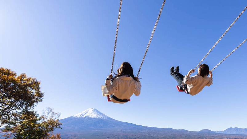 Качели с видом на гору Фудзи