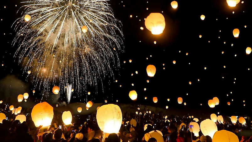 Волшебное небо фонариков на фестивале снега в Цунане, Ниигата