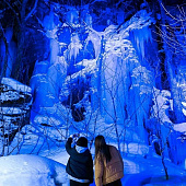 Посмотрите на замёрзшие водопады с цветными подсветками в Аомори этой зимой