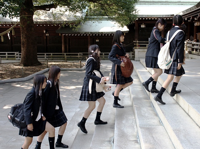 Японская школьница засудила школу, которая заставила ее красить волосы