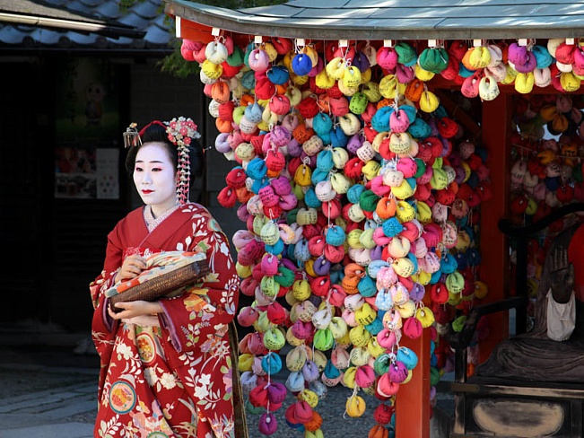 В Киото изобретают новые способы развлечь туристов, чтобы разгрузить популярные достопримечательности