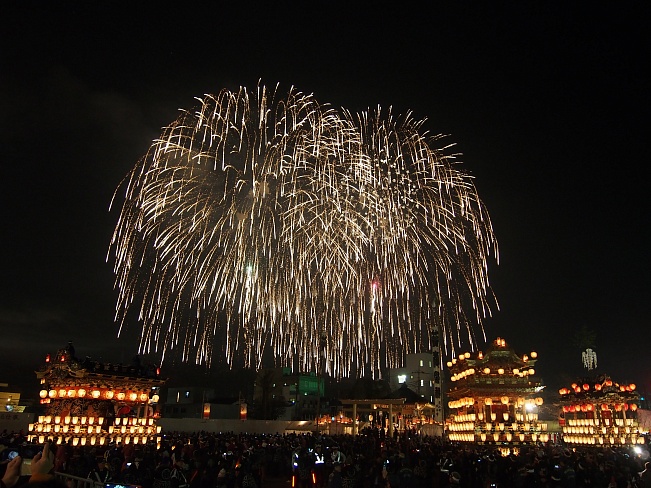 Ночной фестиваль фейерверков Титибу прошел в Японии