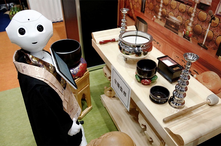 На выставке в Японии представили буддийского робота-монаха.