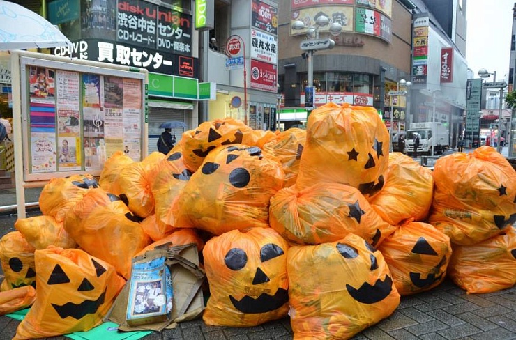 В токийской Сибуе прошла костюмированная уборка после Хэллоуина