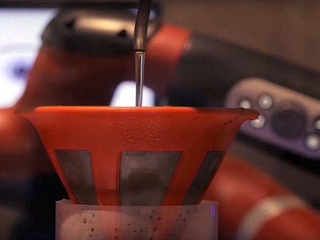 Однорукий робот-бариста начал готовить кофе в новом кафе в Токио