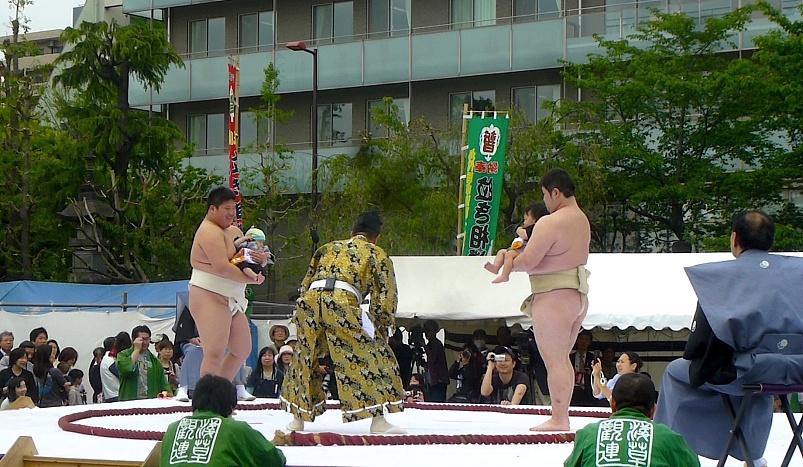 В Японии прошел фестиваль борцов сумо и плачущих младенцев