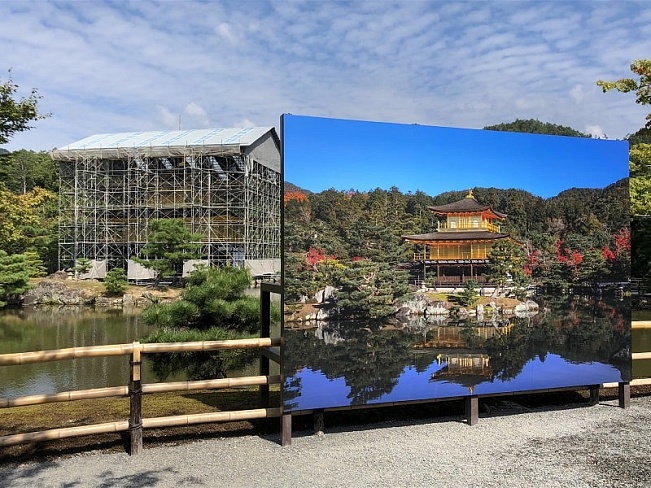 «Фотопанель Кинкакудзи» установлена перед реконструирующимся храмом Кинкакудзи