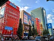 <p>Здравствуйте, Татьяна!</p>
<p>Спустя девять почти бессонных часов полёта мы радостно вступили ногами на твёрдую землю в Нарите и стали жадно вдыхать японский воздух, который на тот момент очень хорошо прогрелся и был душноватым. Не удивились, потому что знали, куда едем.</p>
<p>Контроль. Багаж. Таможня. Вышли в холл терминала, где нас уже ждали два японца в ярких футболках с бумажкой, на которой крупно значились наши фамилии. Нас поприветствовали, попросили бумагу с бронью трансфера, забрали её и попросили подождать минут 20, пока мы заберём людей с соседнего рейса. После небольшого ожидания нас проводили до машины, которая нас повезла в первый отель в нашем маршруте.</p>
<p>Отель за-ме-ча-тель-ный. Comfort Hotel в Хигаши-Канда очень удобный, очень удобно расположен, очень удобно 