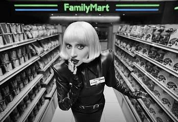 Леди Гага стала сотрудницей FamilyMart в новой рекламной кампании
