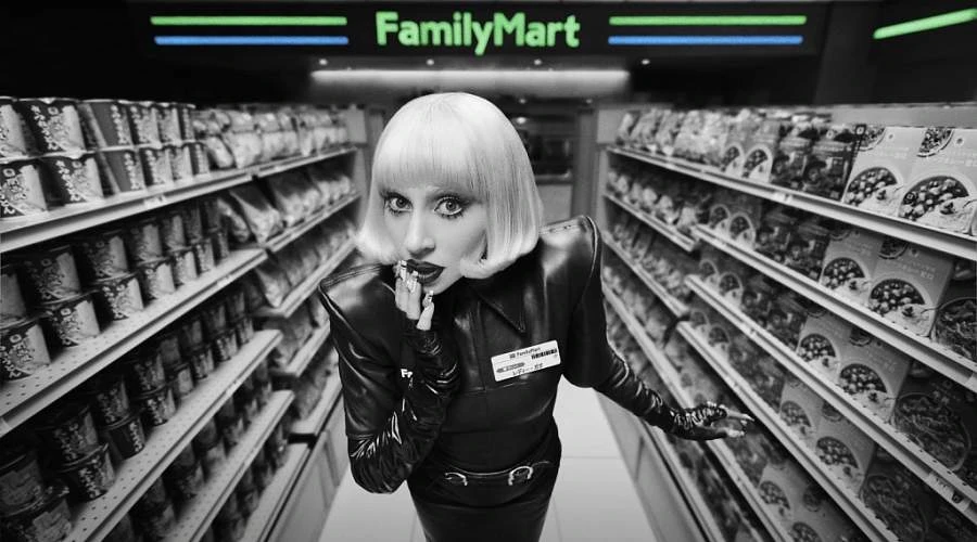 Леди Гага стала сотрудницей FamilyMart в новой рекламной кампании