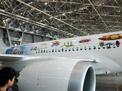 Рисунки 7 японских школьников стали украшением суперсовременного самолета Dreamliner
