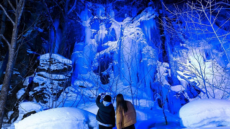 Посмотрите на замёрзшие водопады с цветными подсветками в Аомори этой зимой