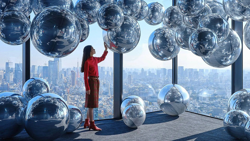 Shibuya Sky встречает Рождество с зеркальными шарами и световыми шоу на крыше