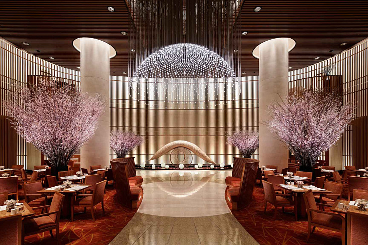 Сезон сакурных коктейлей в Peninsula Tokyo